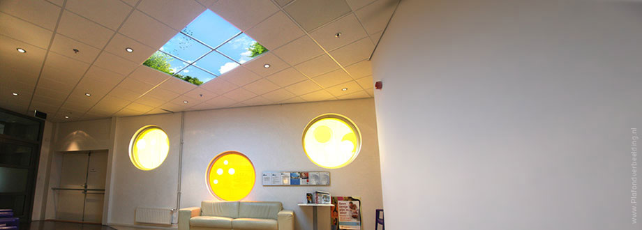 Fotoplafond met verlichting en rustgevend geluiden in wachtkamer. Healing environment voor patiënten