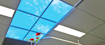 Plafond met wolkenfoto en verlichting
