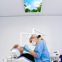 Innovatieve inrichting met wolkenplafond bij de tandarts